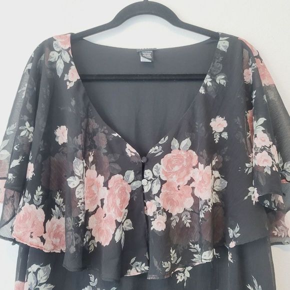 Torrid
Floral Blouse  - Picture 3 of 9